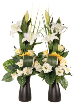 Refinado ramo de flores artificiales para cementerio en color blanco con detalles en color amarillo