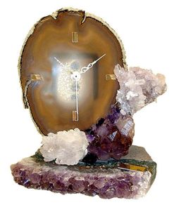 Reloj agata sobre base de amatista mediano