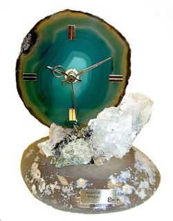 Reloj agata verde sobre base agata pequeño