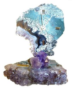 Reloj amatista sobre base de amatista