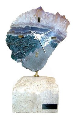 Reloj amatista sobre base de travertino