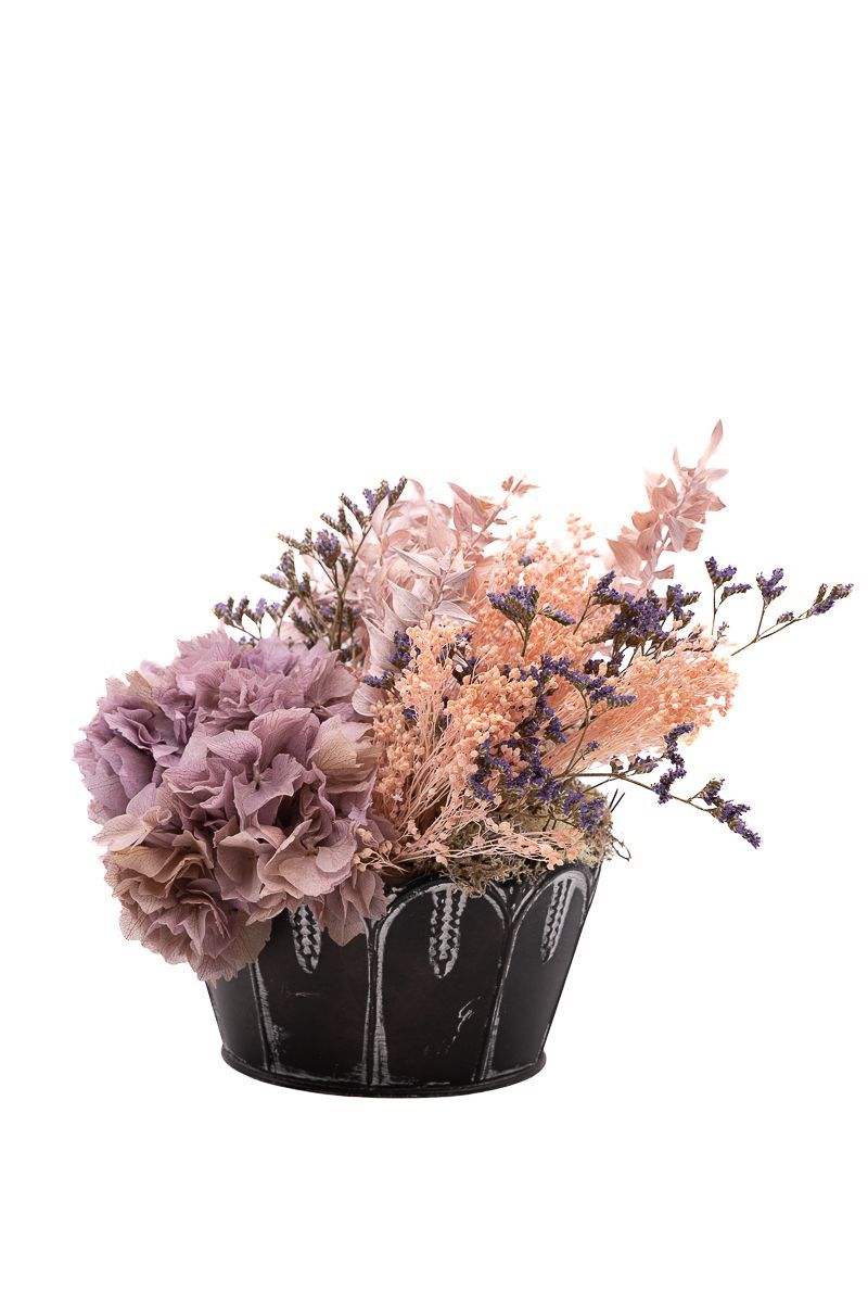 Romántico centro de flores secas y preservadas en tonos rosas