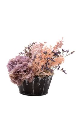 Romántico centro de flores secas y preservadas en tonos rosas