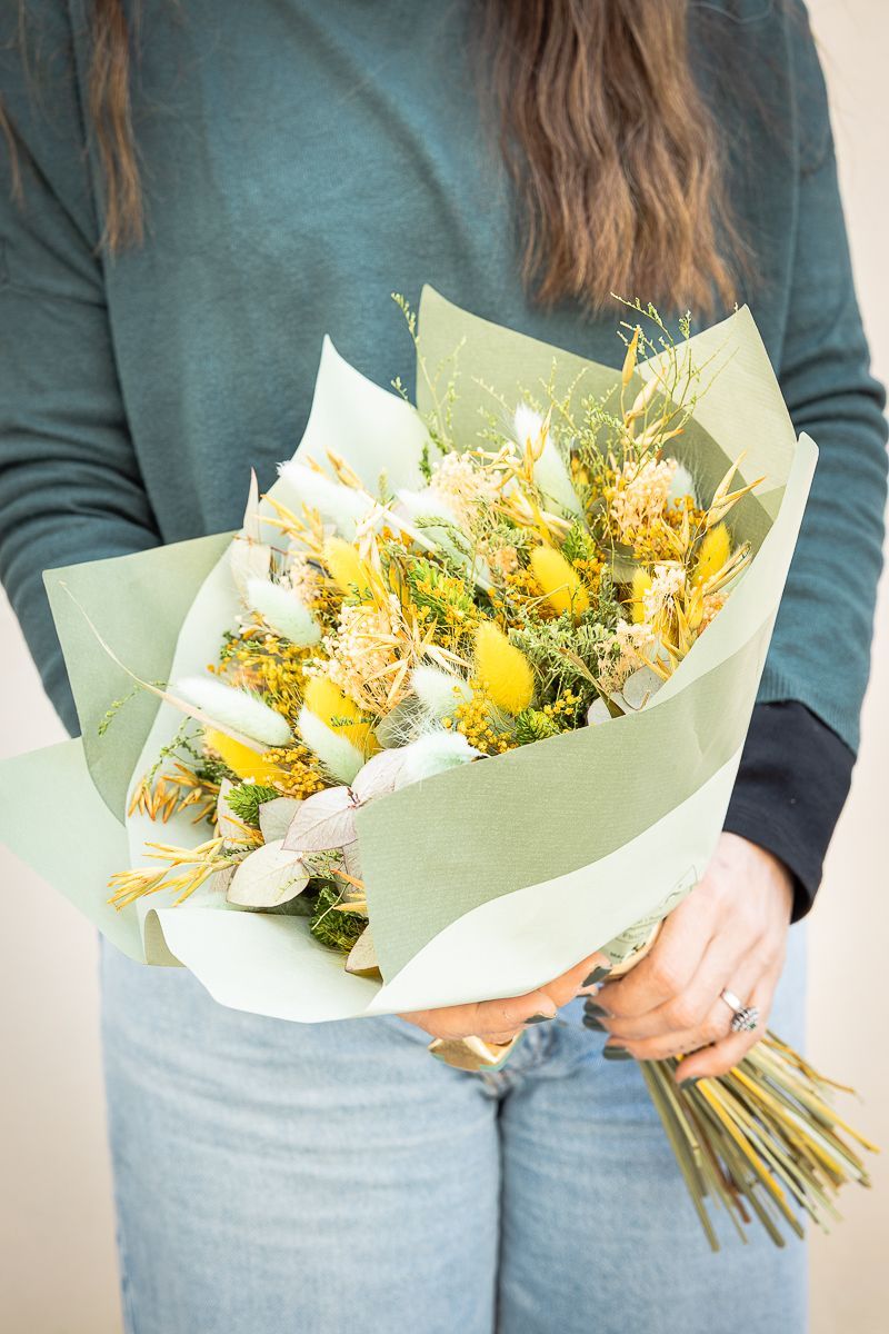 Rústico ramo de flores secas y preservadas en en color verde y amarillo