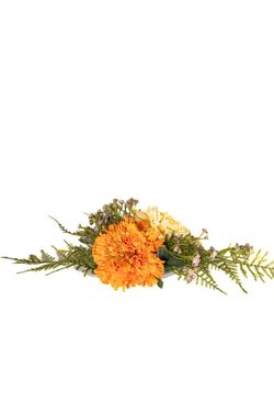 Sencillo centro de cementerio con un gran rosa de jardín en color naranja ideal para nichos