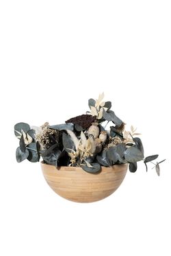 Sereno centro de flores secas y preservadas en tonos naturales.