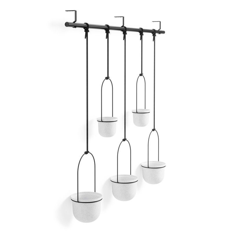Set de 5 maceteros colgantes de polímero en blanco y negro, 138 x 18 x 95 cm | Triflora