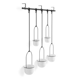 Set de 5 maceteros colgantes de polímero en blanco y negro, 138 x 18 x 95 cm | Triflora