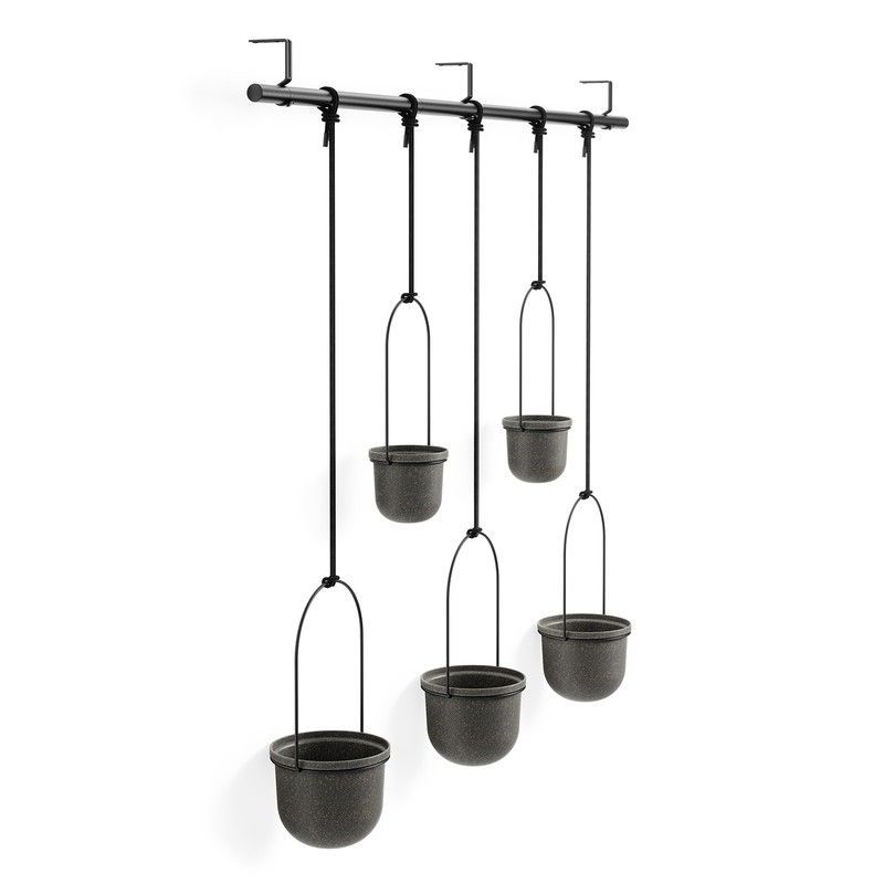 Set de 5 maceteros colgantes de polímero en negro, 138 x 18 x 95 cm | Triflora