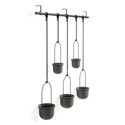 Set de 5 maceteros colgantes de polímero en negro, 138 x 18 x 95 cm | Triflora