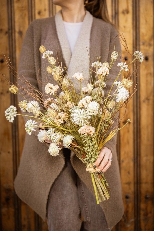 Silvestre y elegante ramo de flores artificiales en color salmón