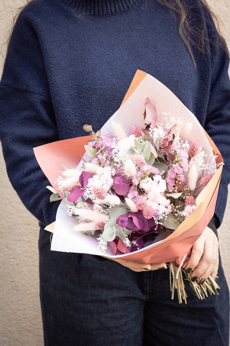 Sofisticado ramo de flores secas y preservadas en tonos fucsias, lilas y suaves rosados