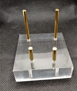 Soporte metacrilato de 60x60x20 con 4 varillas en latón dorado