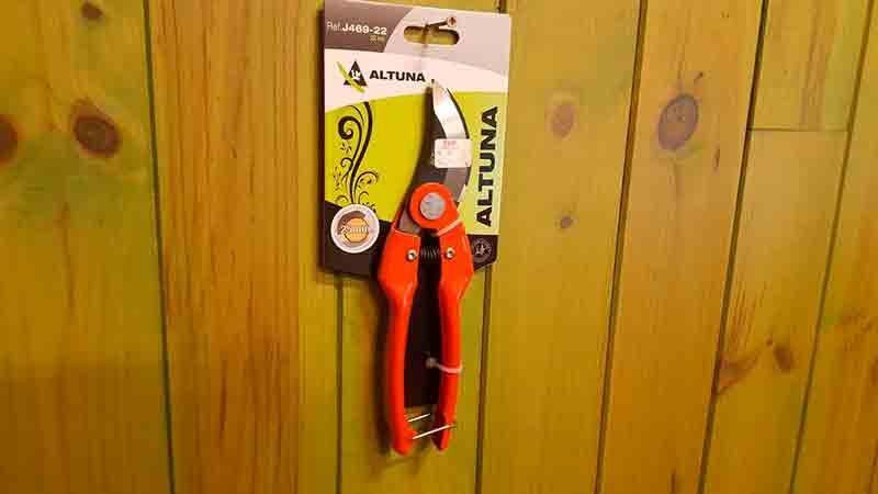 Tijera de podar tradicional para las plantas del jardin