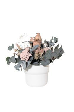 Tonos rosa en este delicado centro de flores secas y preservadas