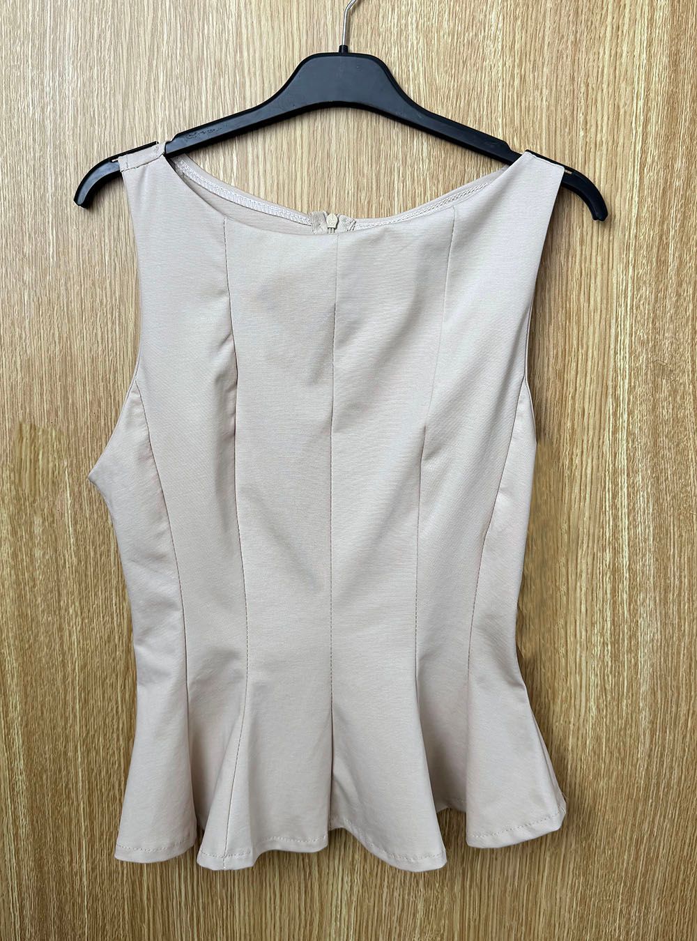 Top sin mangas Peplum beige