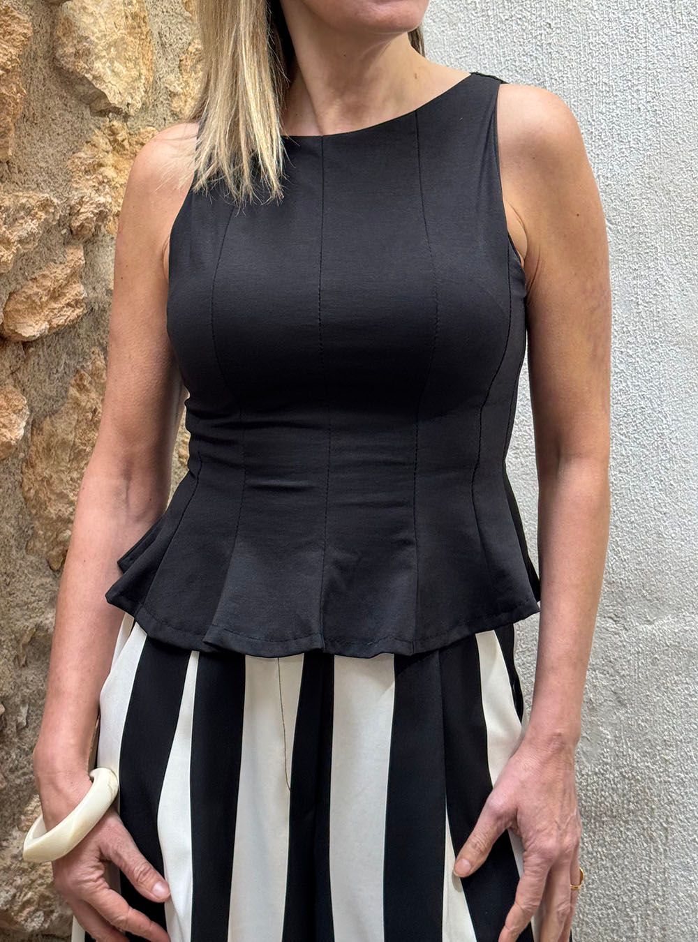 Top sin mangas Peplum negro