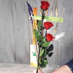 Tres Rosas Rojas Preservadas y Estructura