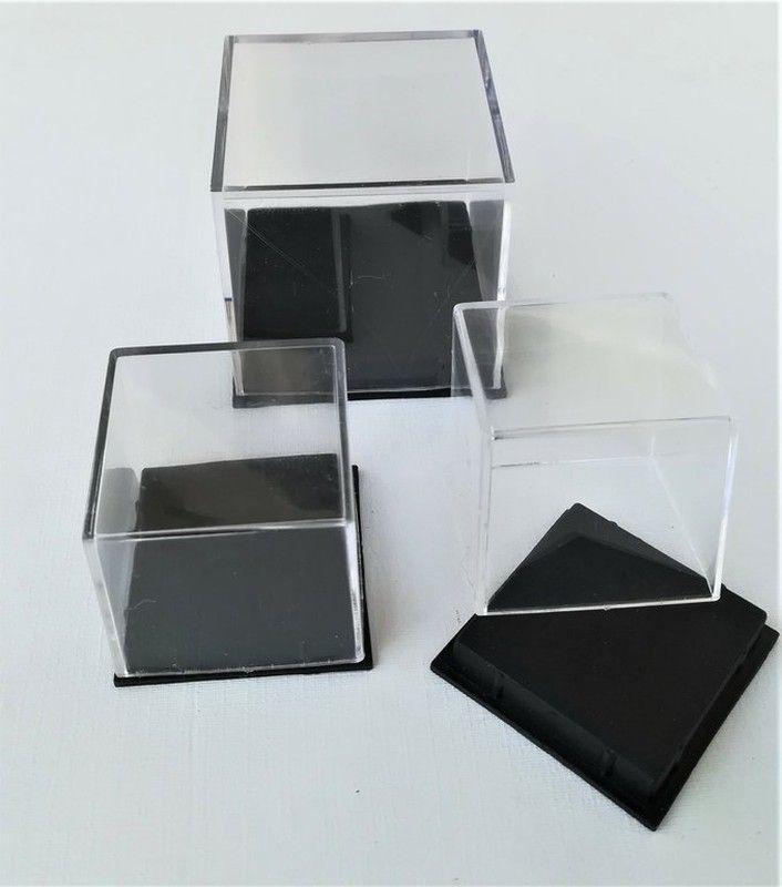 Urna de plástico 40x40x39 mm. base negra (Pack de 54 unidades)