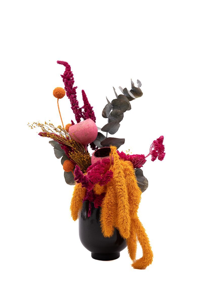 Vibrante centro de flores secas en colores naranjas y fucsia