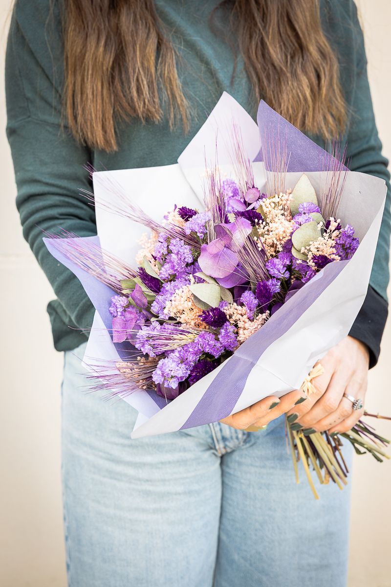 Vibrante ramo de flores secas y preservadas en color lila