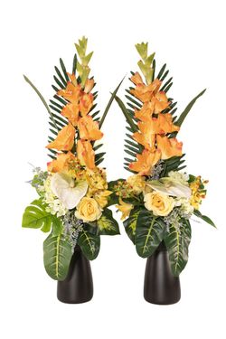 Vistosas flores artificiales en color naranja para este ramo de cementerio