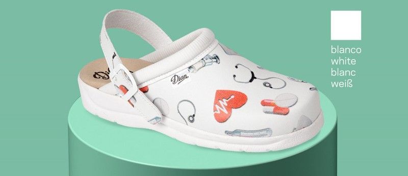 Zueco estampado con correa abatible de sujeción en el talón blanco