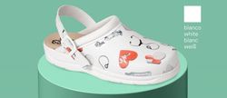 Zueco estampado con correa abatible de sujeción en el talón blanco